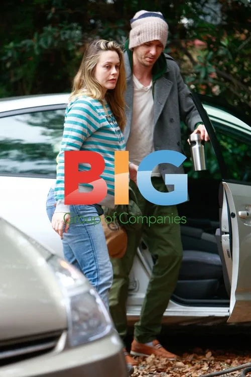 Pregnant Alicia Silverstone Arrives at Hotel