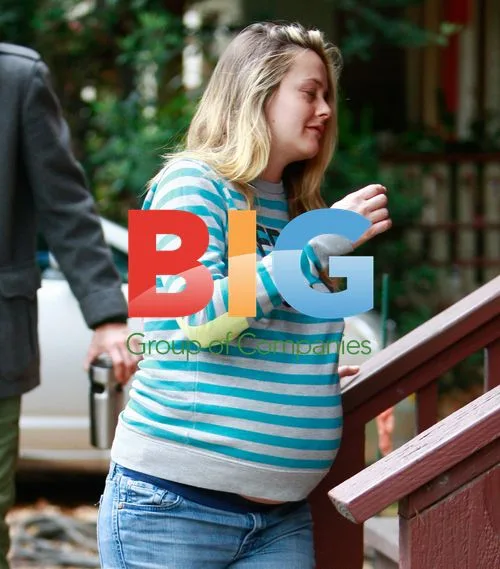 Alicia Silverstone Arrives at Hotel