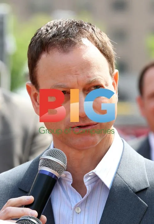 Gary Sinise Speaks with Wounded Veteran