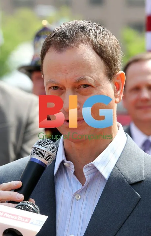 Actor Gary Sinise with Marine Corporal Todd Nicely in St. Louis