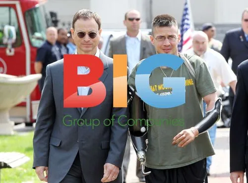 Gary Sinise Meets Wounded Veteran