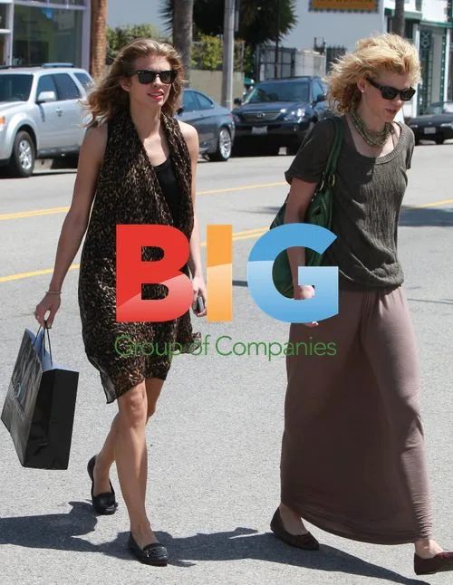 AnnaLynne McCord Shopping with Sister