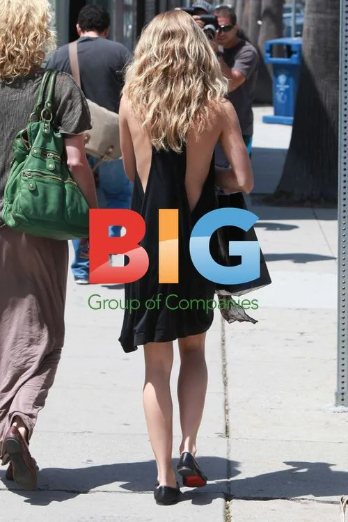 AnnaLynne McCord Shopping with Sister