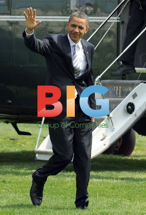 Obama Crosses White House Lawn