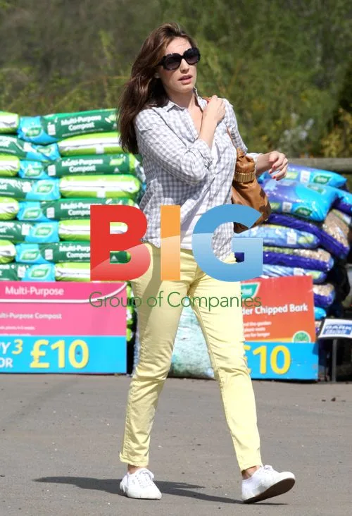 Pregnant Kelly Brook Shops at Garden Center