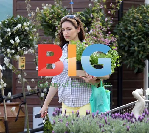 Pregnant Kelly Brook Shops for Herbs