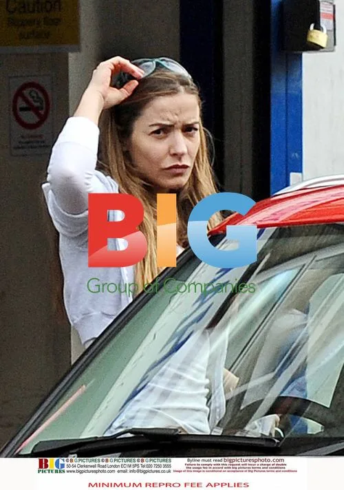 Elen Rivas shopping in London