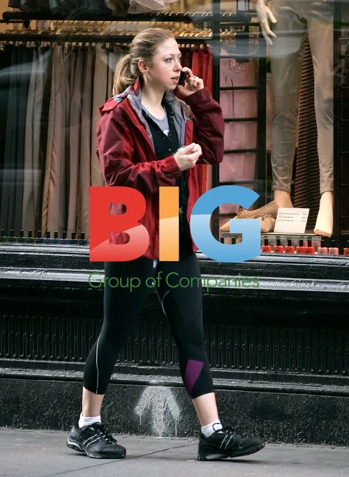 Chelsea Clinton walks and talks on phone