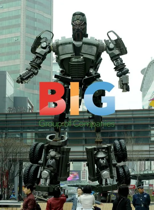 Guan Gong Transformer Attracts Crowd in Shenyang
