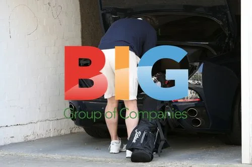 Hugh Grant Leaving Home for Golf