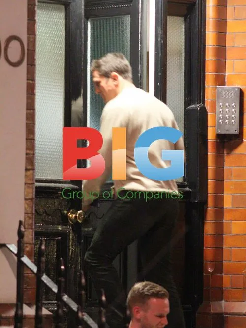 Alex Reid Enjoys Meal with Mystery Friend
