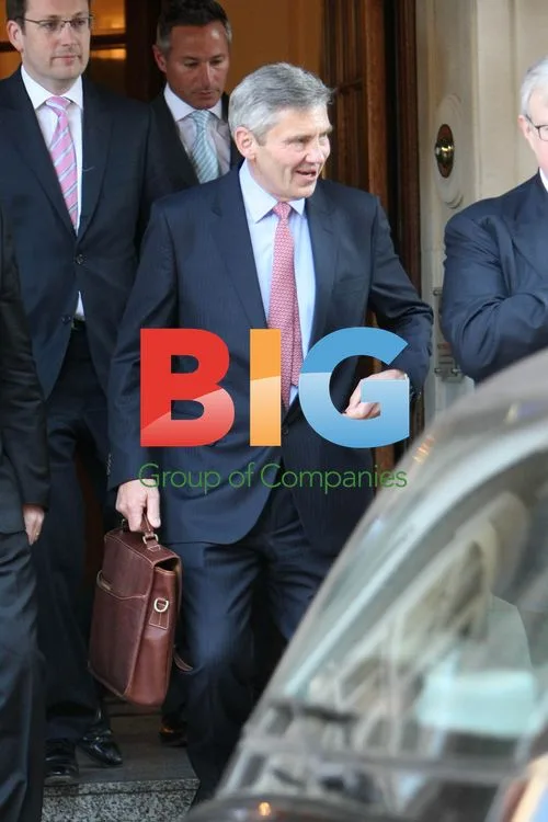 Kate Middleton's Father Arrives at Goring Hotel