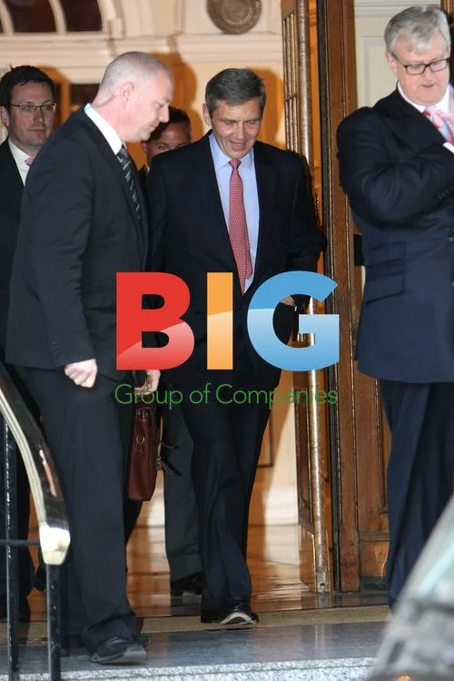 Kate Middleton\'s father arrives at hotel
