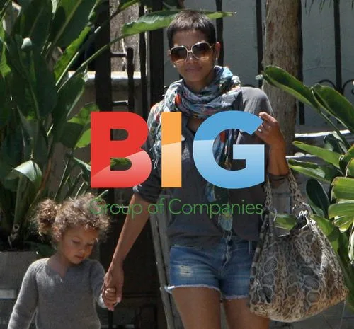 Halle Berry and family out for lunch