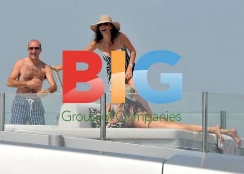 Simon Cowell Vacations with Friend