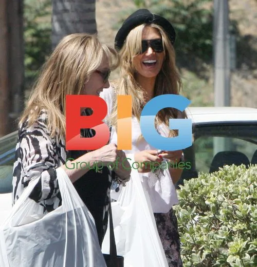 Delta Goodrem and mom out shopping