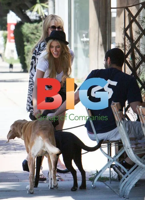 Delta Goodrem and Mom Shopping in Studio City