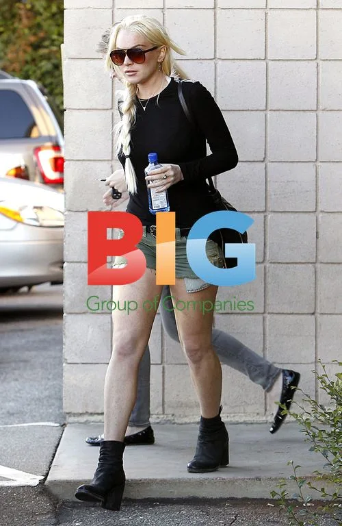 Lindsay Lohan Exits Drug Test Facility