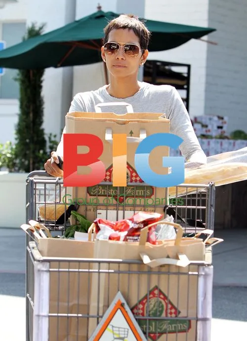 Halle Berry Grocery Shopping