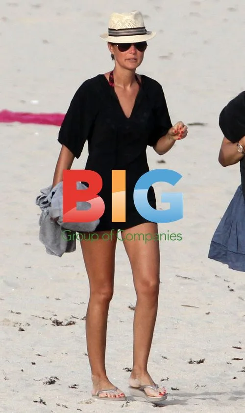 Laeticia Hallyday & Daughters Enjoy Beach Vacation
