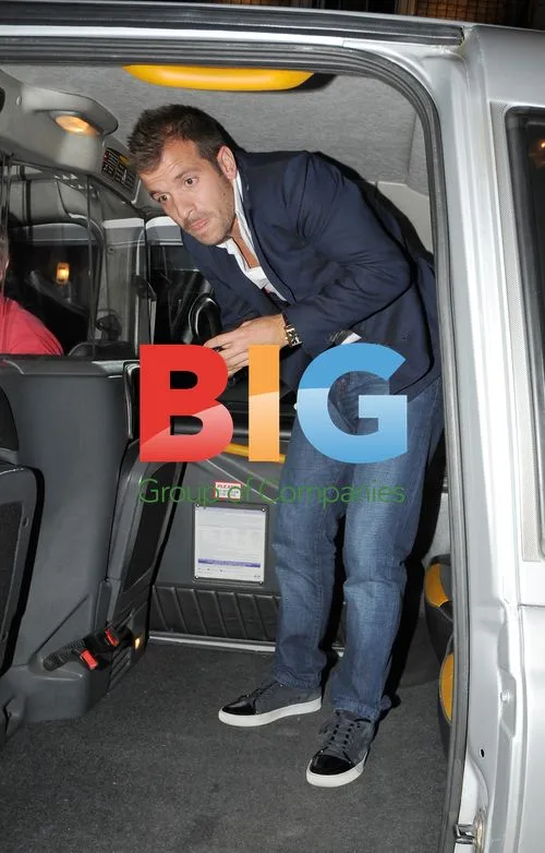 Rafael van der Vaart gets taxi home, London