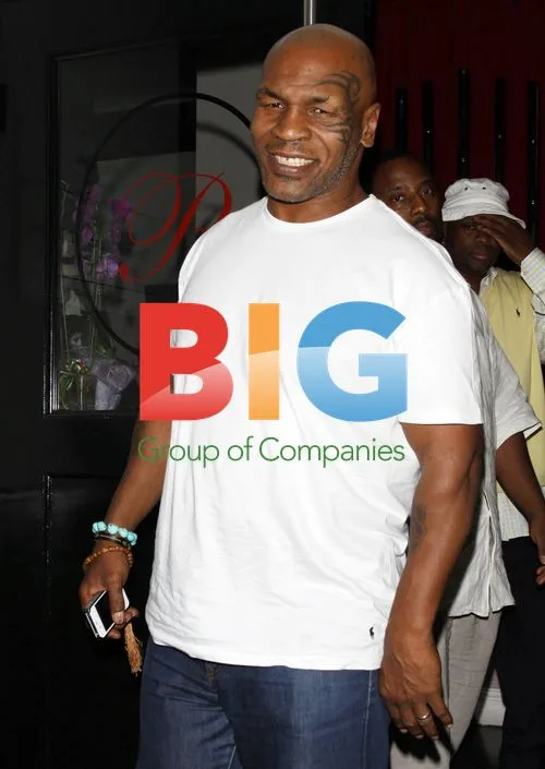 Mike Tyson Signs Autographs After Dinner