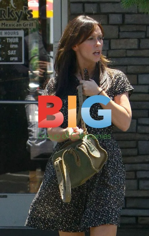 Jennifer Love Hewitt out with mystery man