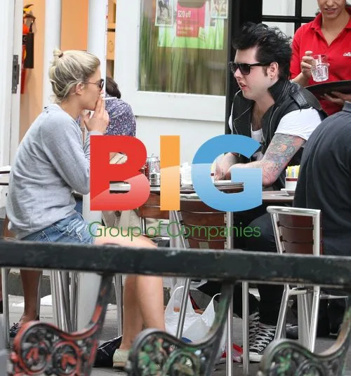Katie Waissel Spotted Having Coffee