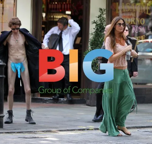Lisa Snowdon Flashed by 'The Pranker'
