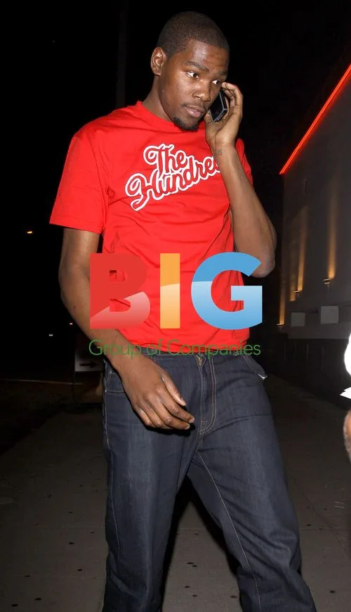 Kevin Durant Leaving Restaurant