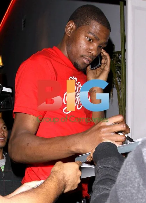 Kevin Durant Leaving Restaurant