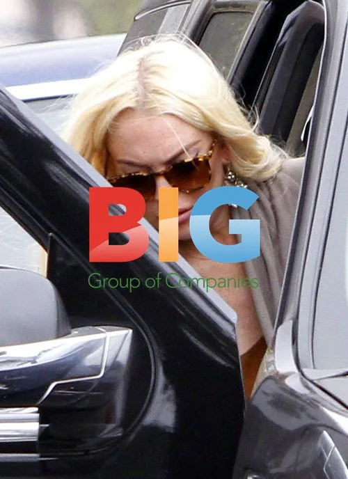 Lindsay Lohan Packing Up Escalade