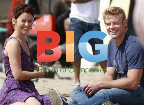 Trevor Donovan, Jessica Stroup on 90210 set