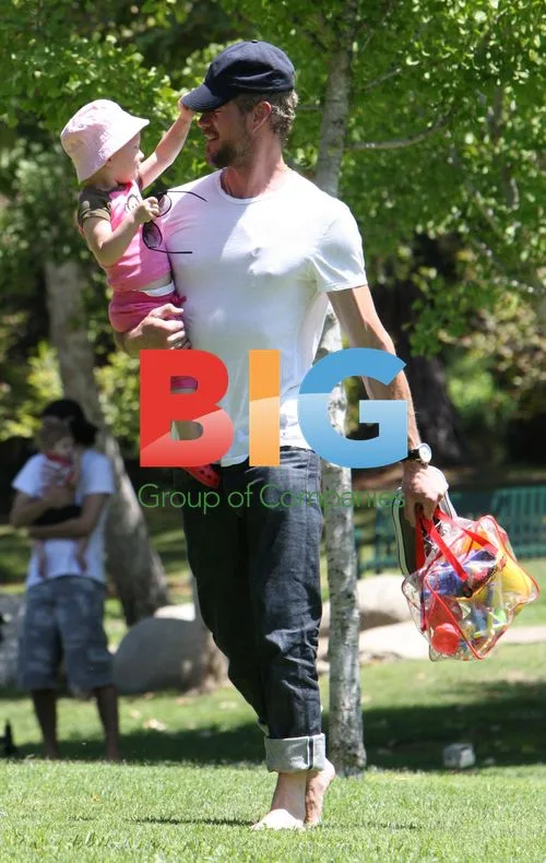 Rebecca Gayheart and Eric Dane Picnic