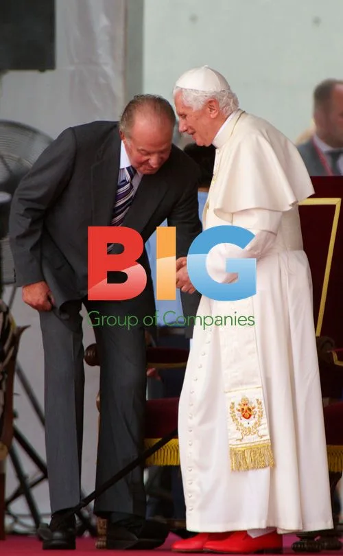 Pope Benedict XVI waves farewell in Madrid