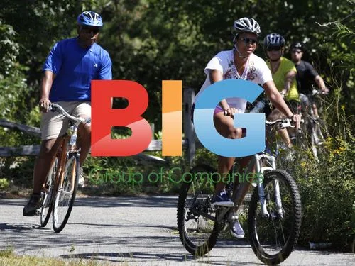 Michelle Obama bikes with daughter Sasha