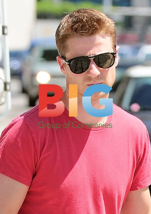 Ben McKenzie Buys Toothpaste
