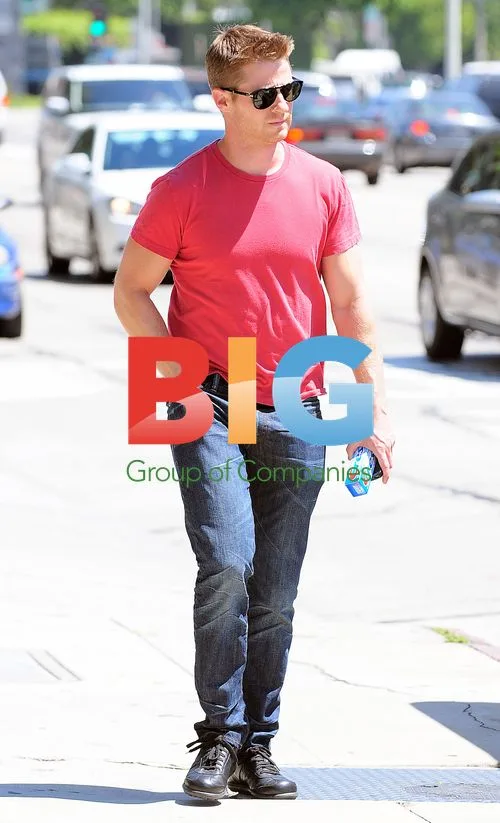 Ben McKenzie at a Drug Store