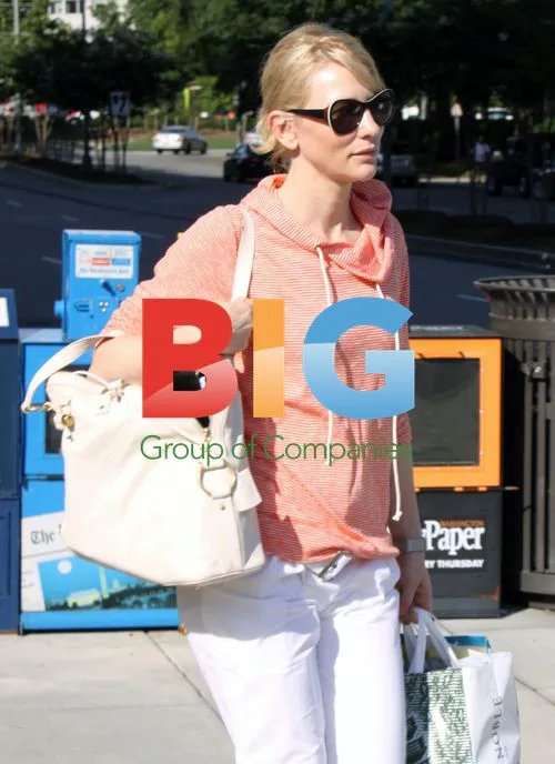 Cate Blanchett strolling in Washington DC