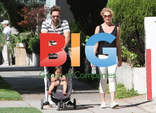 Katherine Heigl Strolls with Family