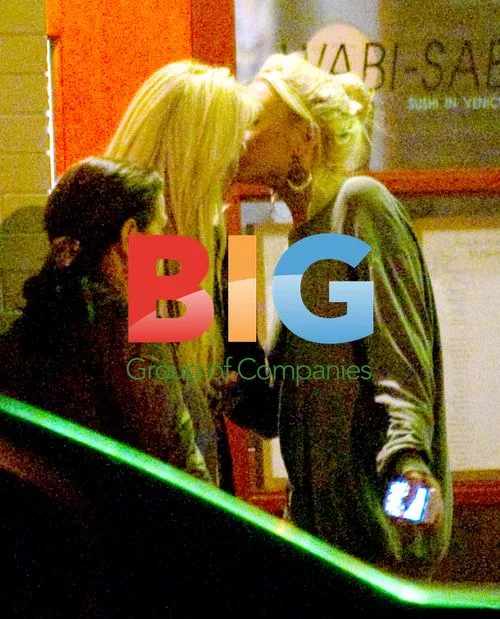 Lindsay Lohan and Dina Lohan Drinking at Bar in Venice