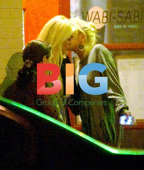 Lindsay Lohan Drinks with Mother Dina
