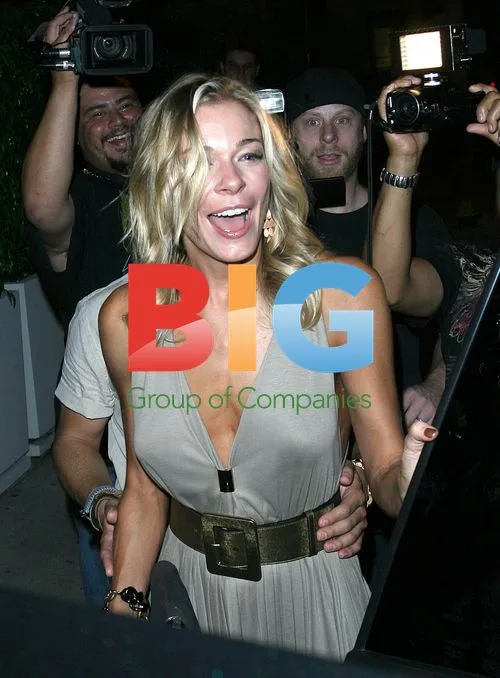 LeAnn Rimes Laughs at Paparazzi