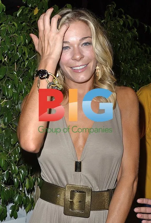 LeAnn Rimes Laughs at Paparazzi