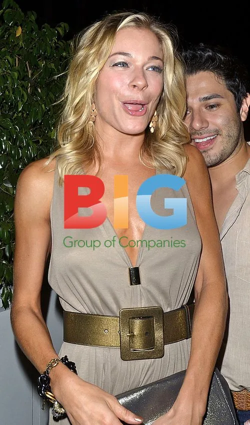 LeAnn Rimes laughs at paparazzi