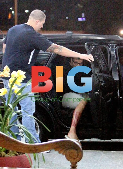 Ricky Martin Shops in Rio with New Tattoo