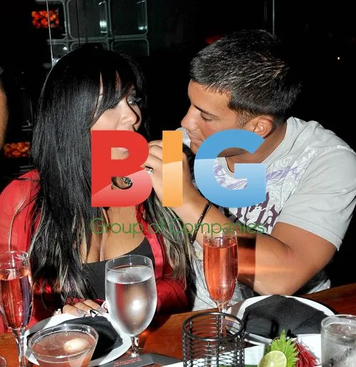 Snooki and Boyfriend Have Dinner