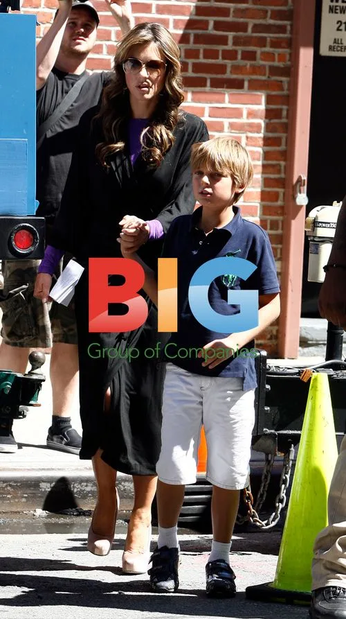 Elizabeth Hurley and son on 'Gossip Girl' set