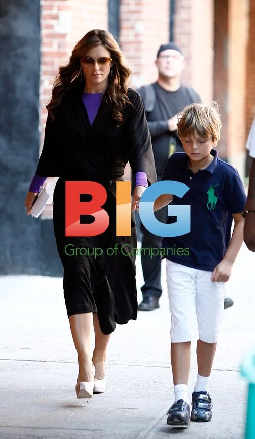 Elizabeth Hurley and son on 'Gossip Girl' set