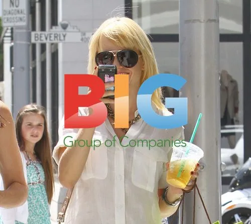 Mena Suvari Shopping in LA